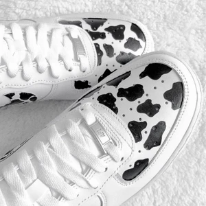 Beställ dina Custom målade skor  - Detta är exempel på vad vi kan erbjuda som design. Custom målade skor ! Skicka in dina finna skor till oss eller beställ helt nya med önskad design. Beställ genom att skicka ett meddelande till oss här eller via var Instagram @asphodel_jh ☺️