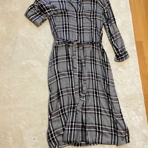  klänning från Lindex  - Klänningen är från Lindex och är i storlek L,  har endast användes ett få tal gånger. Den är lång, svart, vit och röd och är 100% viscose. 