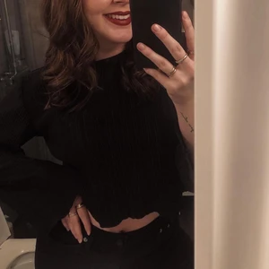 Ribbad blus - Svart croppad blus. Storlek XS, men funkar även till S och M då den är oversize.