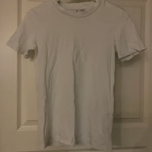 T-shirt &otherstories - Fin bas t-shirt från &otherstories, lite skrynklig från garderoben, men går att stryka:) Endast använd fåtal gånger!