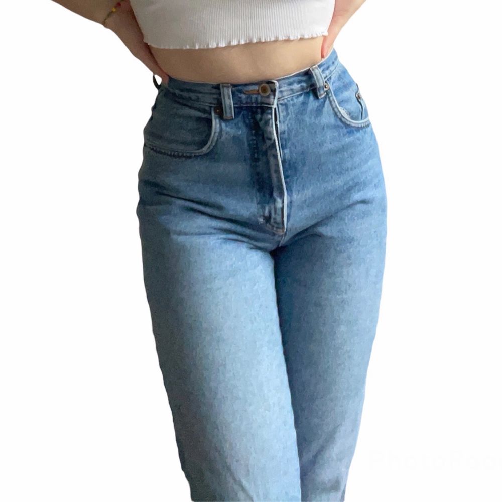 Ett par retro mom jeans i strl 28 (S/M) köpt från beyond retro! I perfekt skick, inga defekter. Går ner hela vägen på mig som är 1,70. Snygga vintage jeans :). Jeans & Byxor.