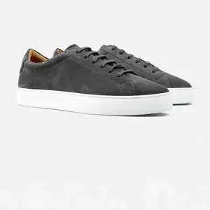 Säljer nu ett par helt nya skor med modellen Marching Sneaker Suede med färg graphite i storlek 42. Skorna har testats en gång och sedan packats in i plastförpackning direkt. Hör av er om ni undrar något mer om skorna. 