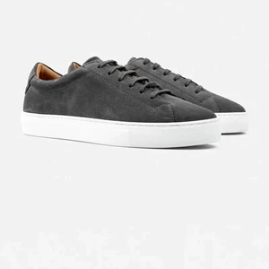 Adaysmarch skor graphite - Säljer nu ett par helt nya skor med modellen Marching Sneaker Suede med färg graphite i storlek 42. Skorna har testats en gång och sedan packats in i plastförpackning direkt. Hör av er om ni undrar något mer om skorna. 