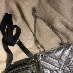 Väska - Säljer dessa väskor!! Båda är i bra skick då de knappt är använda. Den silvriga är köpt på pull and bear och den gröna från märket don Donna. Köp båda för 400 kr plus frakt, så fina till sommaren💞🥰🌸