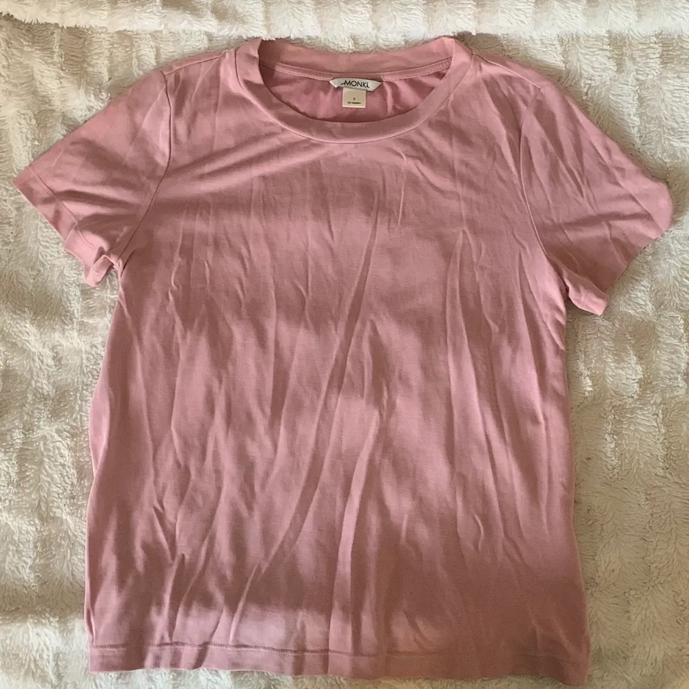 Säljer en rosa tshirt ifrån Monki. Tröjan är använd fåtal gånger och behöver strykas. Jag är 167 och tröjan passar mig . T-shirts.