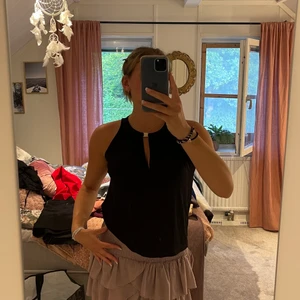 Svart festlinne från H&M  - Säljer mitt svarta festlinne från H&M i storlek XS men passar även mig som har storlek S/M egentligen, använt en gång på nyår, super bra skick och super skönt material, passar till både kjolar och jeans, kom privat för mer bilder😇💗