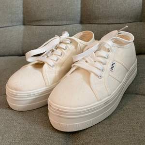 Vita sneakers platå. Använda en gång OBS ena skon är något vitare än den andra! Storlek 36. Märke Roots