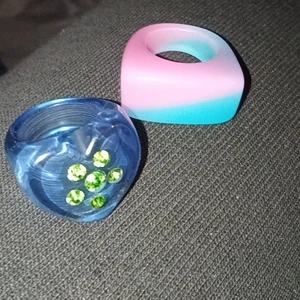 Ringar - Färgade ringar, en blå/rosa o en mörkblå, har aldrig använt de