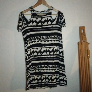 Fin svartvit kläning med zigzag mönster - Klänning som jag inte kommer till användning. Den har en liten rosa fläck vid midjan som jag inte vet om det gåt att få bort. Jag bor i Jakobsberd, men allt i Stockholm som nås inom SL kan mötas med.