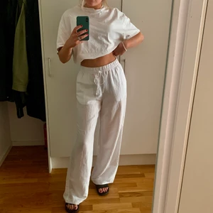 Linnebyxor H&M - Säljer vita linnebyxor från H&M i den vida högmidjade modellen str M. Helt nya med lappen kvar! Ord. pris 199 - säljer för 400 då jag bara vill att seriösa köpare hör av sig 🤍