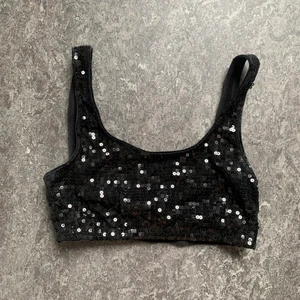 Paljett-top storlek S - En kort paljett-topp från Gina tricot i storlek S. Använd men i bra skick. Frakt tillkommer. 