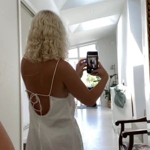 Vit klänning - Lite genomskinlig men superluftig och söt! Kan skicka fler bilder vid behov