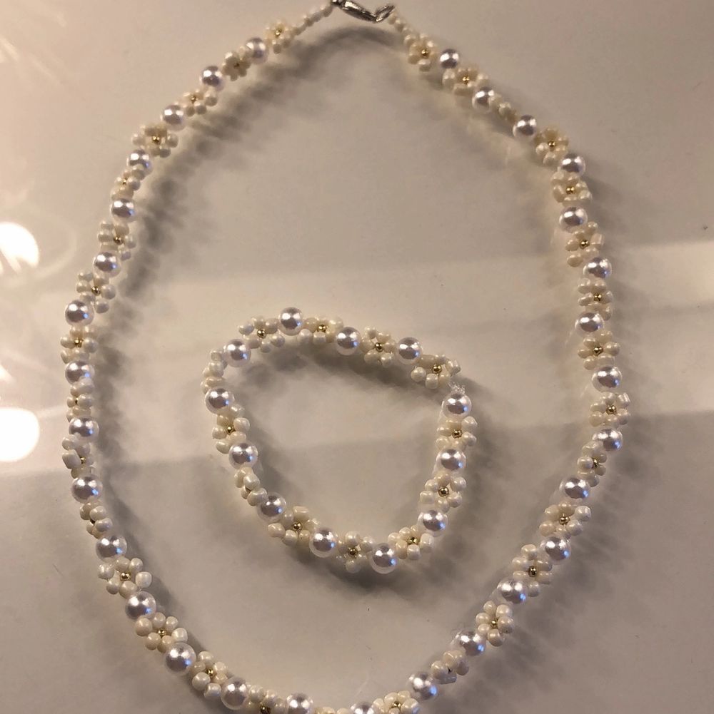 Alla på första bilden kostar från 27-30kr st🫶🏼Kan göras i silver om man föredrar de!Vid köp av 4 frifrakt annars ligger frakt på 13kr🫶🏼Går självklart att designa egna armband,tveka inte att höra av er vid frågor🫶🏼KIKA IN MIN PROFIL GÖR MASSA OLIKA DESIGNER🫶🏼. Accessoarer.
