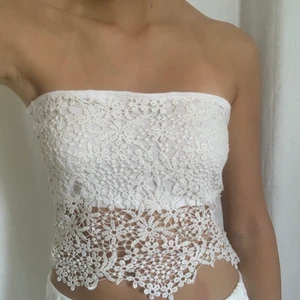 Spets topp - Bandeau topp i ett virkat spetsmaterial 🤍 superfin tillkomsten men kommer inte till användning, står ingen strl men uppskattar till S 🤍 frakten är billigare om du kontaktar mig privat