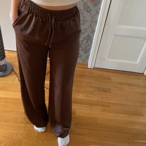 Bruna byxor - Bruna satinbyxor från nakd. 150 + frakt. Klippta nertill passar dig som är 160-163