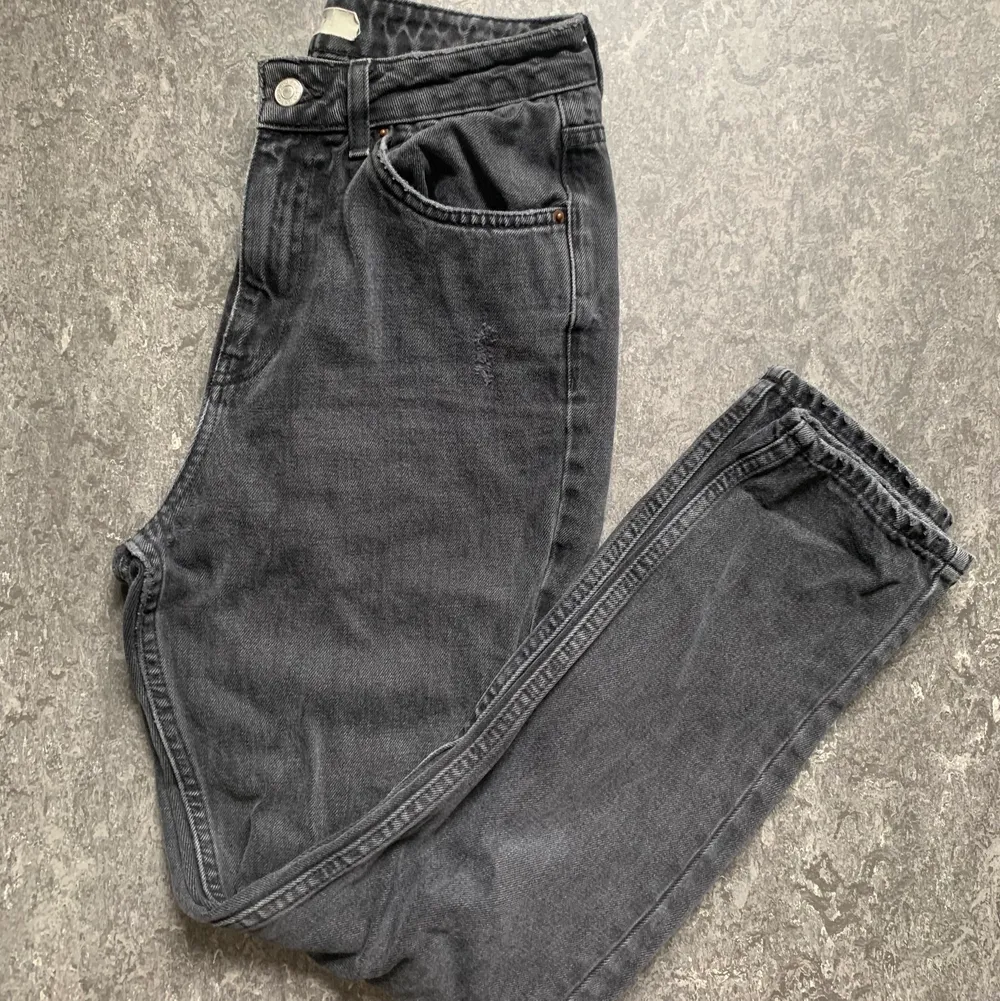 Fina svarta mom jeans från topshop i storlek W28 L32. Använda men inte på flera år pga har bytat storlek. Pris för frakt tillkommer. . Jeans & Byxor.