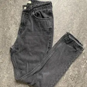 Fina svarta mom jeans från topshop i storlek W28 L32. Använda men inte på flera år pga har bytat storlek. Pris för frakt tillkommer. 