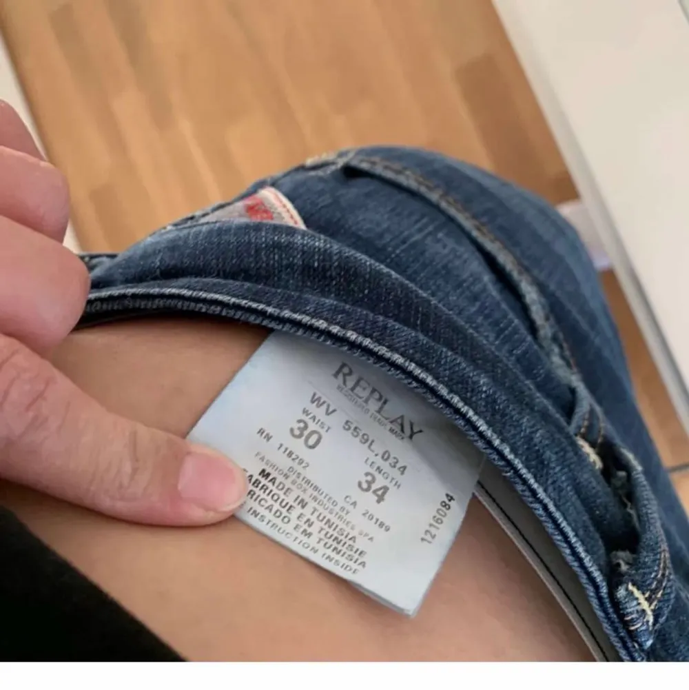 Säljer dessa skit snygga lågmidjade replay jeans åt en kompis då de tyvärr inte passade henne. Bilderna är från den tidigare köparen men kan absolut fixa egna. Storlek 30/34. Priset kan diskuteras vid snabb affär. Frakt tillkommer❤️. Jeans & Byxor.