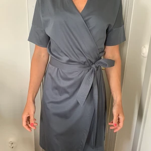 Filippa K Klänning  - Superfin duvblå omlottklänning från Filippa K. Oanvänd med lappar. Lite silkig och skön. Passar XS-S, 34-36 Nypris:1900 kr