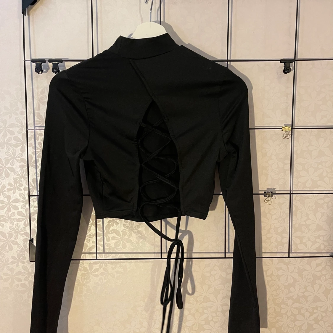 En svart långärmad tröja med öppen rygg i storlek M 