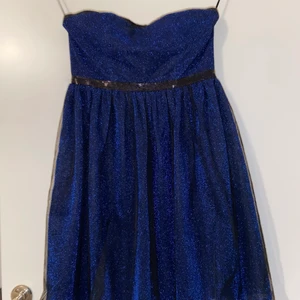 Klänning  -  Jätte söt o kort mörk blå balklännin med glitter använt två tre gånger Är för liten för mig nu priset var 500 när jag köpte 
