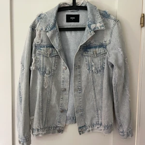 Jeansjacka  - Skit snygg oversized jeansjacka från bikbok. Är i storlek XS men passar även som S
