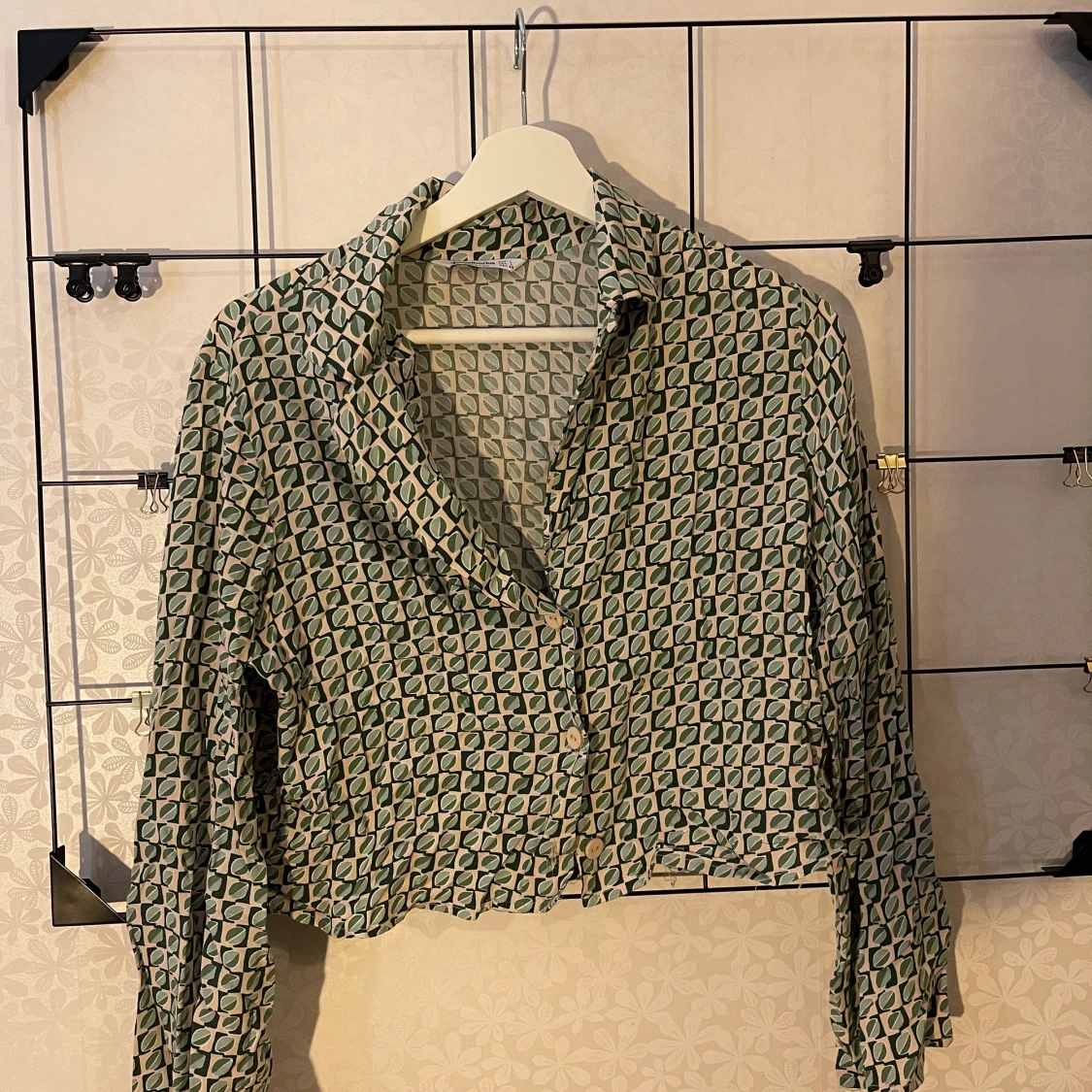 En skjorta från Strativarius i storlek L