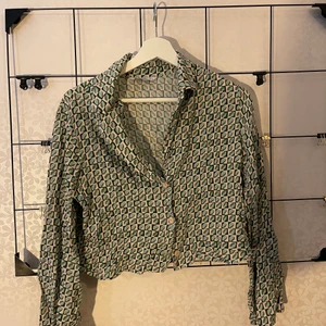 En skjorta från Strativarius i storlek L  - En kort skjorta med en massa färger och häftiga mönster💓 säljs pågrund av ingen användning 💓