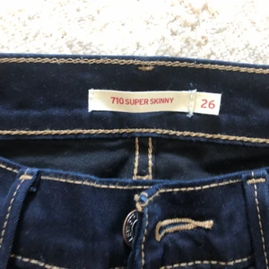 Levis jeans  - Mörkblåa Levis jeans. Superskinny modell 710. Storlek 26/30. I väldigt bra skick, säljer pga för små. 