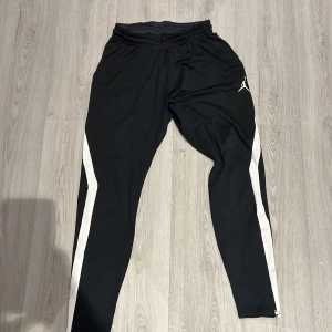 Jordan air - byxor - Ett par fina Jordan air joggingbyxor som enbart har en liten fläck på de vita vilket går väck genom lite vanish.  Storlek M