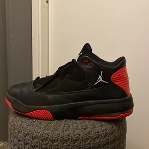 Nike Jordan 23 - Jag säljer mina Jordan 23 köpta på JD sports förra sommaren 2021. Skorna är i ett fint skick då de är helt hela och rena, bara att det är lite creasade. Kontakta mig för fler bilder eller frågor om skorna.