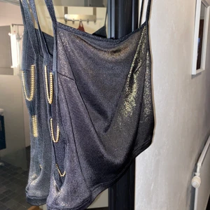 Snyggaste linnet  - Maglinne med 3 guldkedjor på båda sidor, bronsglittrigt och skiftar i silver. Sjukt bra kvalité. Köpt second hand för många många år sedan, gör en intressekoll