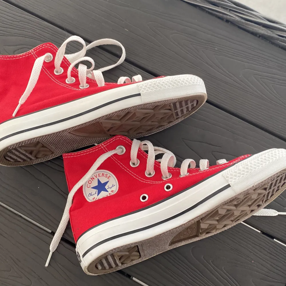 Ett par röda converse skor i storlek 36. Skorna är i ny skick och ändast använda vid ett fåtal tillfällen.. Skor.