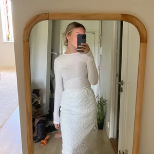 Skims tröja - Tröja från skims. Ganska genomskinlig men jättesnygg modell. Sparsamt använd så i nyskick. Frakt på 66kr tillkommer 💛