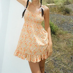 Kort klänning - Helt ny klänning i strl S från Motel Rocks. Suuuuperfin nu till sommaren🧡🌻 köptes för 410kr på hemsidan