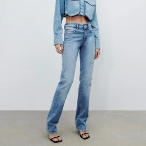SLUTSÅLDA wid waist jeans ifrån zara - De slutsålda jeansen ifrån zara med mid waist. Det är dem på första bilden fast de har lite snygga slitningar. De formar kroppen extremt fint men är tyvärr för små för mig. Därför aldrig använda utan endast testade 