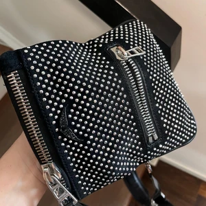 Zadig & Voltaire väska  - Zadig & Voltaire väska, liten och rymmer din telefon till storleken. Bandet går att antingen ha korta eller långa, och det finns 3 utrymmen/fack🔥 materialet är i mocka och väskan täcks av stenar på utsidan. Skriv till mig för bättre bilder/frågor 