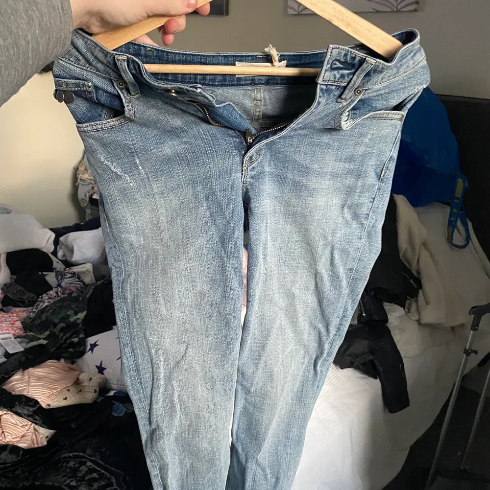 Säljer ett par snygga Odd Molly byxor i storlek 24 skulle passa en XS/S. Helt ny med prislapp/ tagg fortfarande kvar, finns i Nynäshamns kommun eller fraktas mot . Jeans & Byxor.
