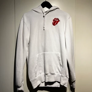 The Rolling Stones hoodie - Vit hoodie med The Rolling Stones tryck från HM.  Köpare står för frakt 