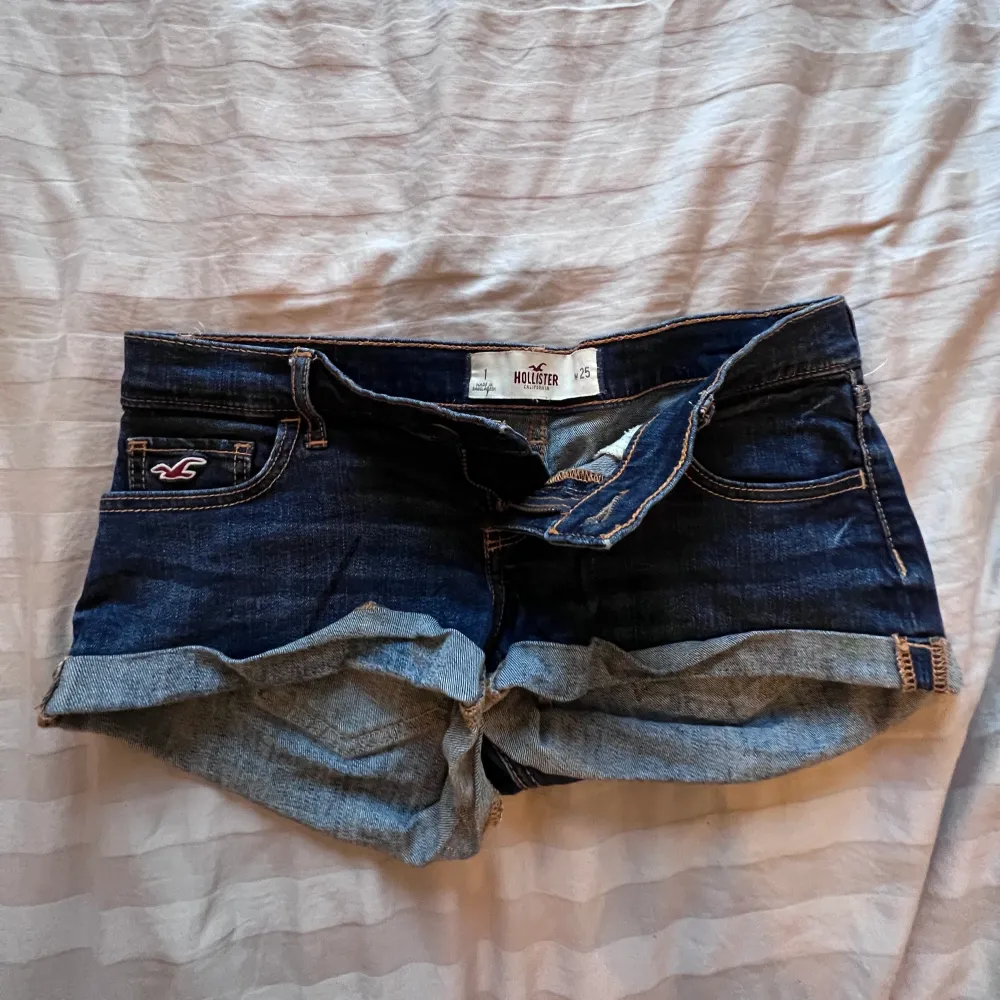 säljer mina gamla hollister shorts då dom börjar bli för små, storlek XS-S❣️. Shorts.