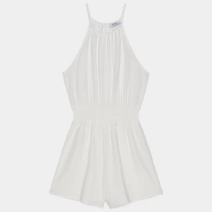 Vit Bershka Playsuit  - jätte fin och somrig playsuit/kort jumpsuit från bershka i tokyo! aldrig använd 🤍 skriv privat om du är intresserad 🥰