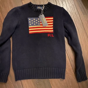 Helt ny Ralph lauren tröja! - Tröja från Ralph lauren i nyskick, tags kvar!  Storlek s dam. Nypris 1899:-