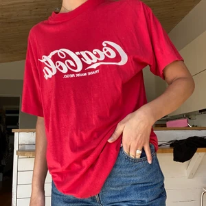 Vintage coca-cola tröja strl M - Säljer denna härliga vintage coca-cola tröja i strl M. Köpte den för några år sedan är på Plick och kommer inte till användning längre. Köparen står för frakt!