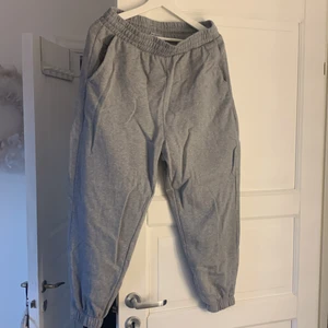 Sweatpants Gråa - Helt oanvända, storlek M. Kort i benen, fräscht och mjukt material. Perfekt att gå hemma i. Dem är beställda från Asos