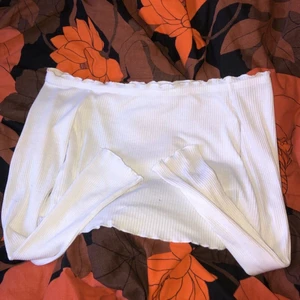 Söt off-shoulder - Denna är tyvärr lite liten för mig därför väljer jag att sälja denna! Använd kanske 2 gånger men är nästan helt som ny förutom att lappen är avklippt. Armarna åker inte upp för det finns gummi som stannar den. Väldigt bra och skönt material!