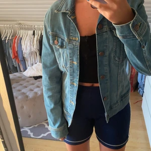 Blå jeansjacka  - Så snygg lee jeansjacka som knappt är använd. Den är i st M i herrstorlek och den sitter såhär på mig och jag har s-m. Köparen står för frakten💕