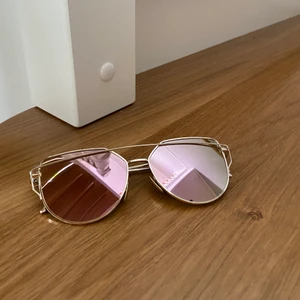 Solglasögon roséguld - Supercoola roséguldiga solglasögon från JFR. Köpta för några år sedan men använda ett fåtal gånger. En superliten del av glaset har gått bort som ni kan se på första bilden, men det syns knappt (de såg ut så efter jag beställt dem). Köpta för 249 kr🥰