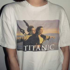 oversized t-shirt med “titanic” tryck // i fint skick 🤍
