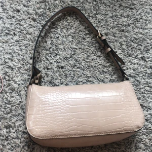 Väska  - Supergullig väska , köptes 2019! Blivit använd men är i jättebra skick .