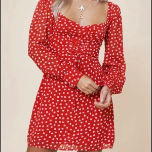 Adoore klänning - Säljer min adoore mykonos klänning, endast använd en gång, slutsåld på hemsida, original pris ca 1500, är en 38 men passar även 36🌸